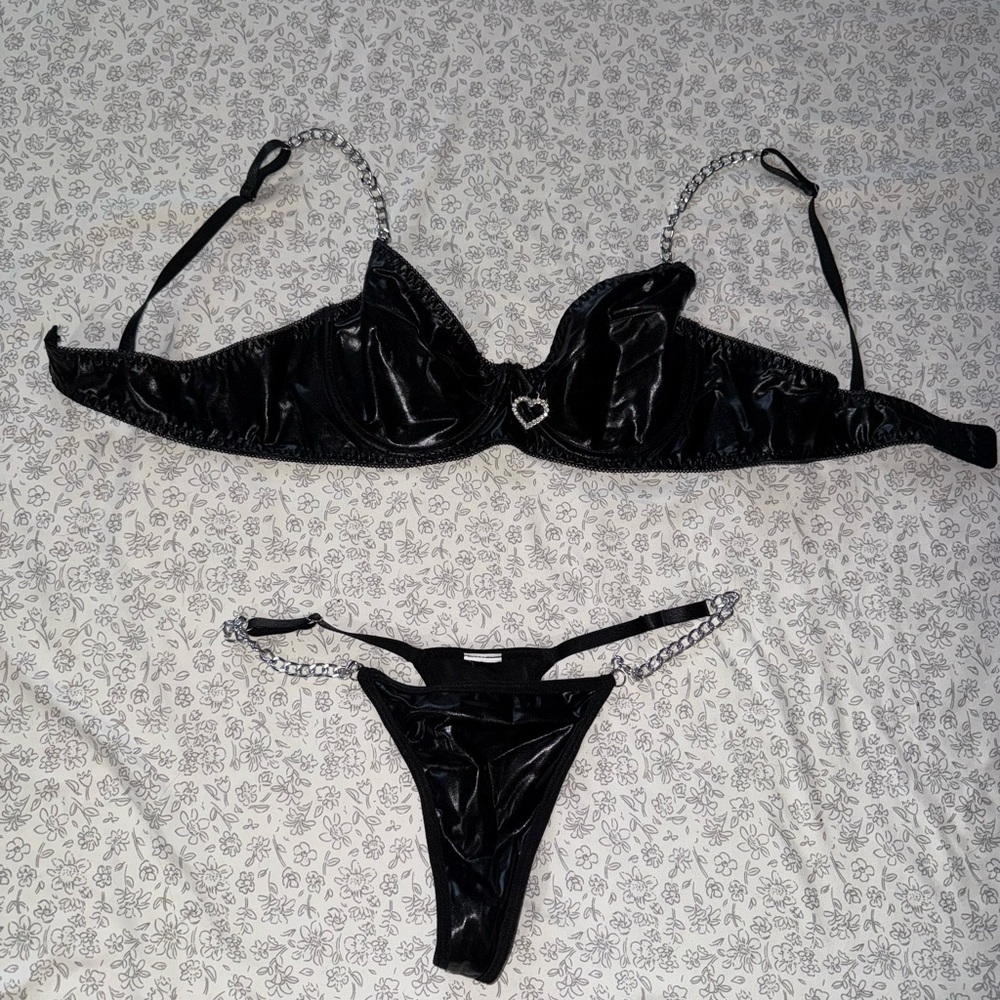 SHEIN Black Bra and Panty Set with Chain Detail